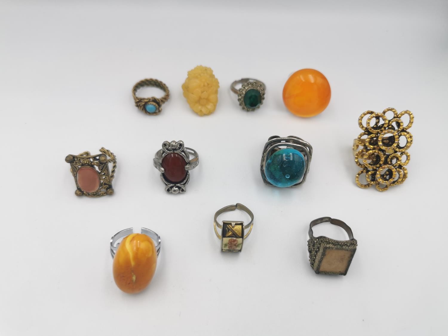 A large collection of vintage and antique rings of various designs. - Image 2 of 7