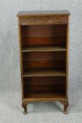 Open bookcase, early 20th century mahogany. H.102 W.32 D.27cm.