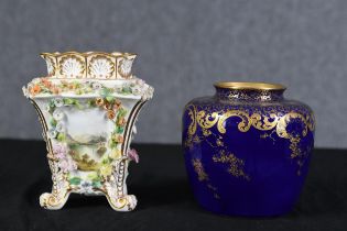 Copeland Garrett and Royal Doulton. Two decorative vases. Twentieth century. H.14 W.16 D.16 cm.