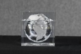 An acrylic lidded ice bucket in the shape of the globe. H.19 W.19 D.19 cm.