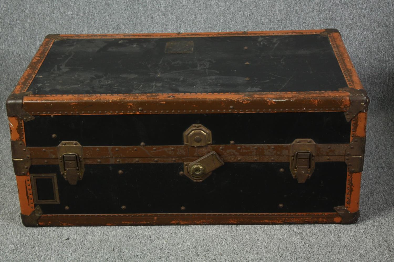 A vintage fitted leather and metal bound steamer trunk. H.100 W.58 D.43cm. - Bild 4 aus 7