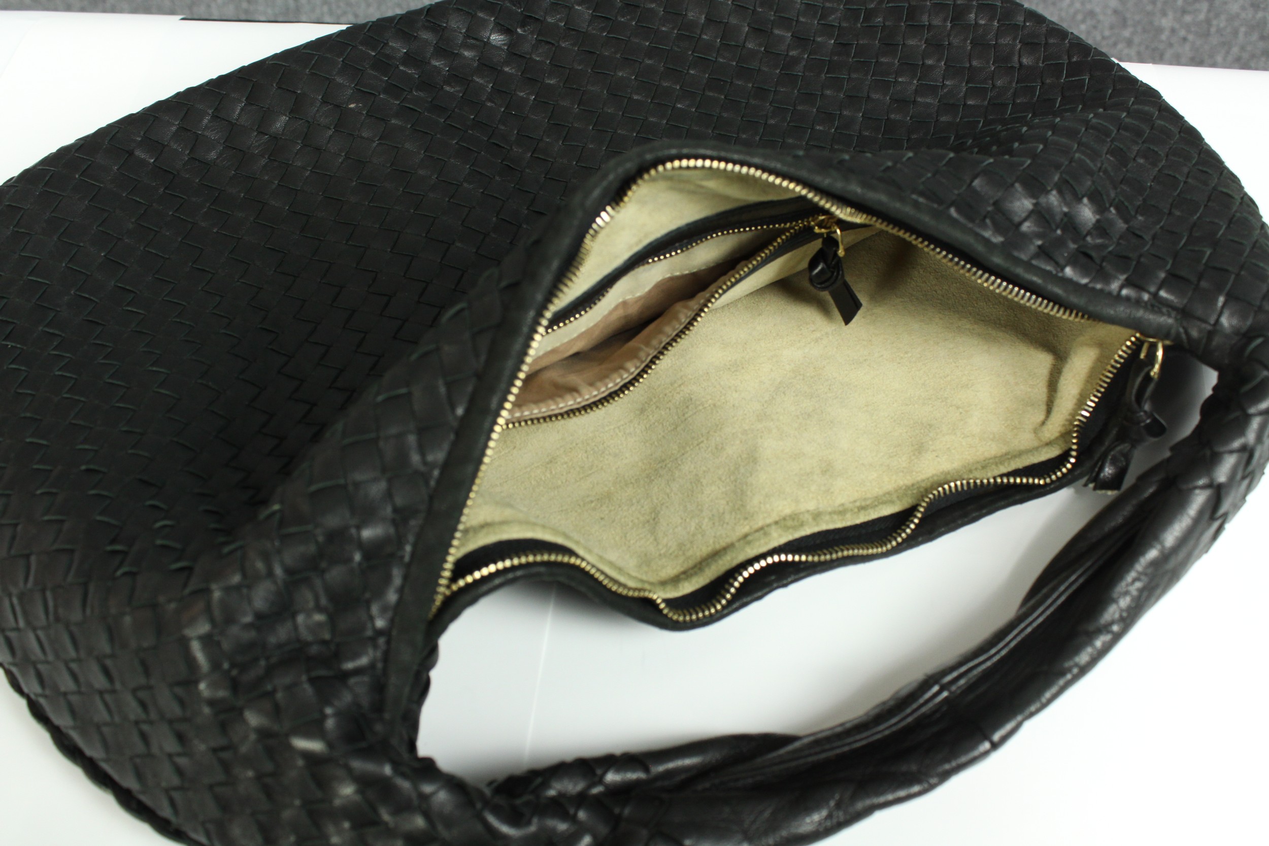 A small Bottega Veneta Intrecciato black leather handbag. With a suede lining and calf leather - Image 2 of 4