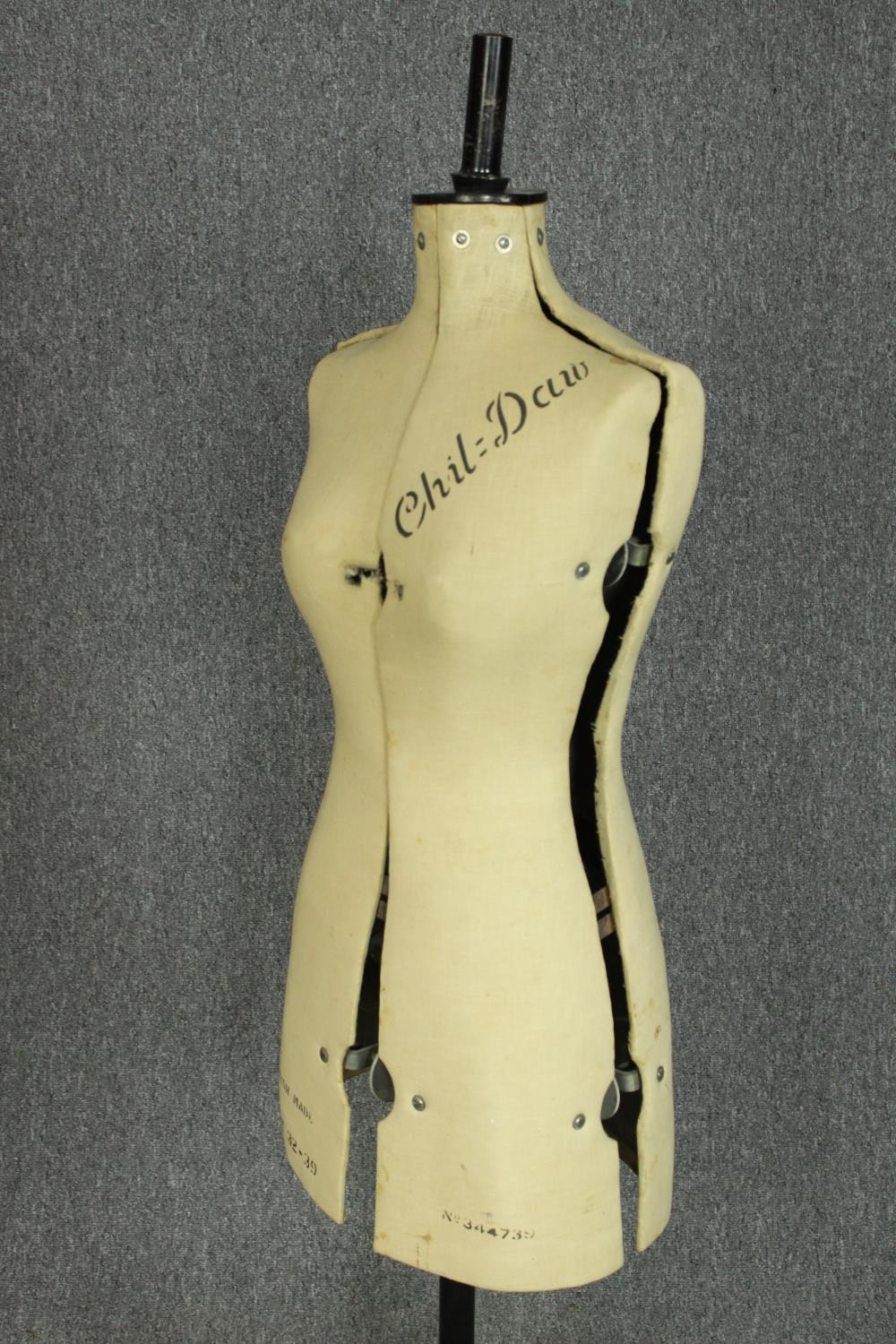 A vintage dress makers mannequin. 'British Made' and with a bust of 32-39 inches. H.147 cm. - Image 4 of 4