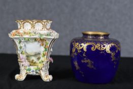 Copeland Garrett and Royal Doulton. Two decorative vases. Twentieth century. H.14 W.16 D.16 cm.