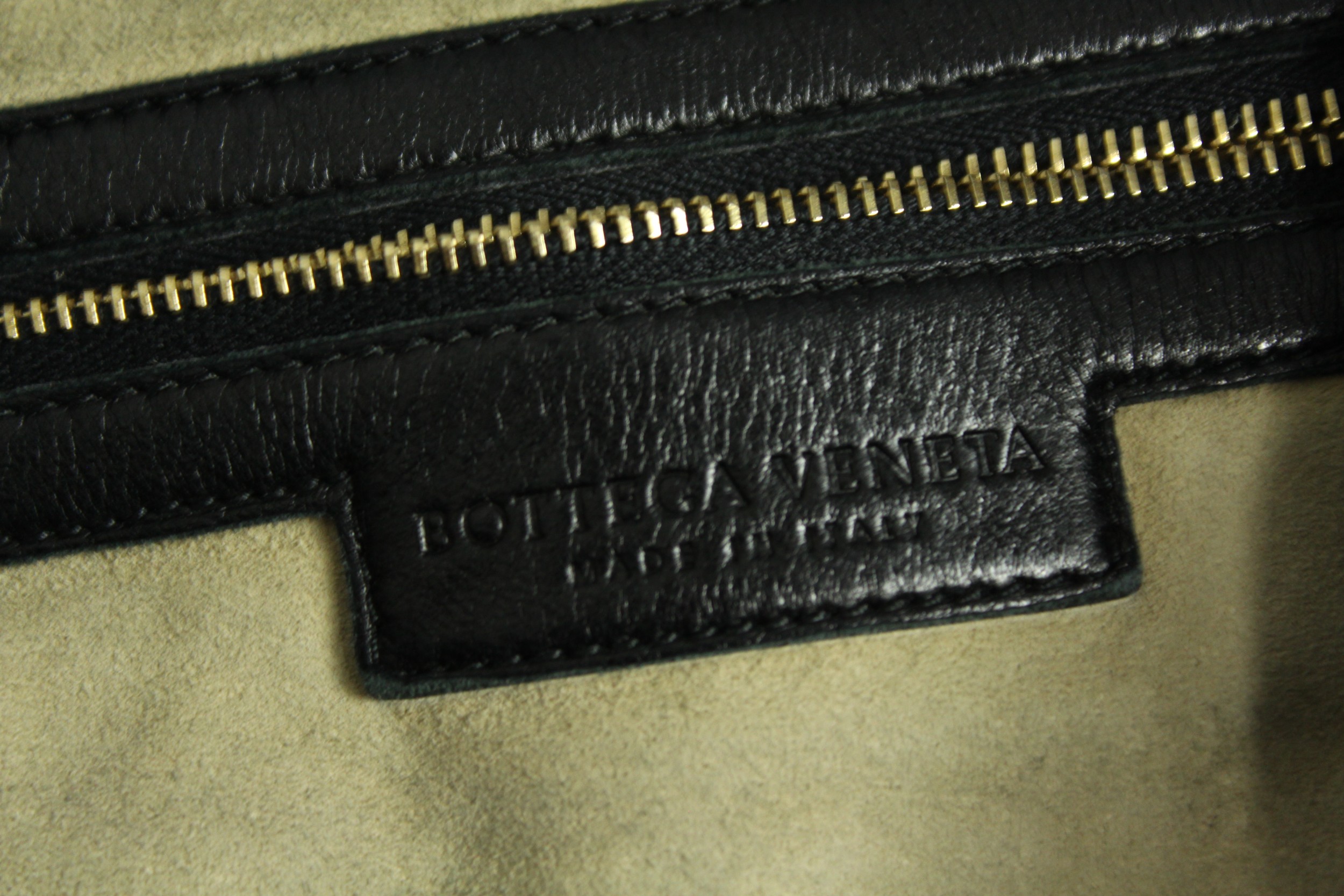 A small Bottega Veneta Intrecciato black leather handbag. With a suede lining and calf leather - Image 4 of 4