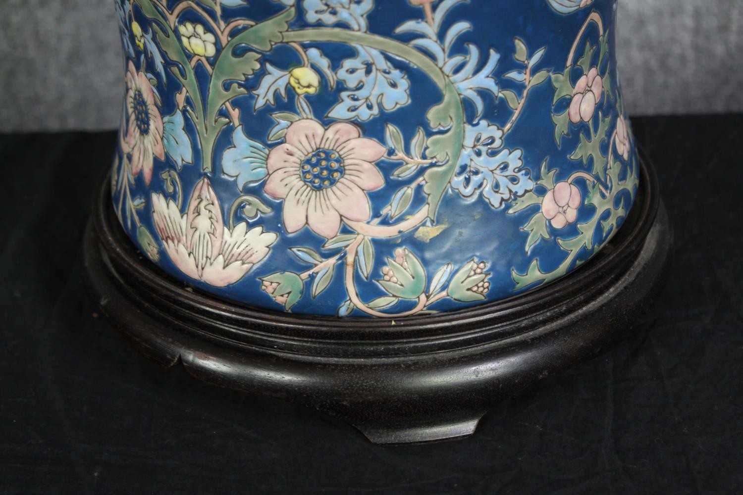 A hand painted porcelain lamp with a William Morris type design. H.86 cm. - Image 4 of 4