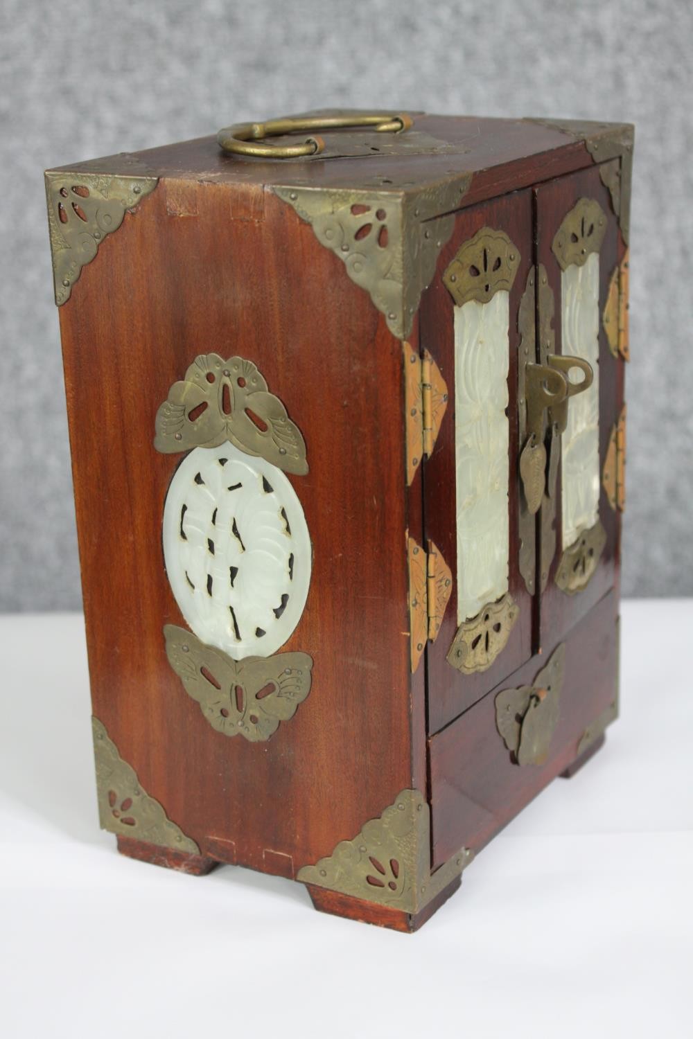 A Chinese 20th century jewellery box with carved and pierced jade panels, brass fittings with two - Image 4 of 5