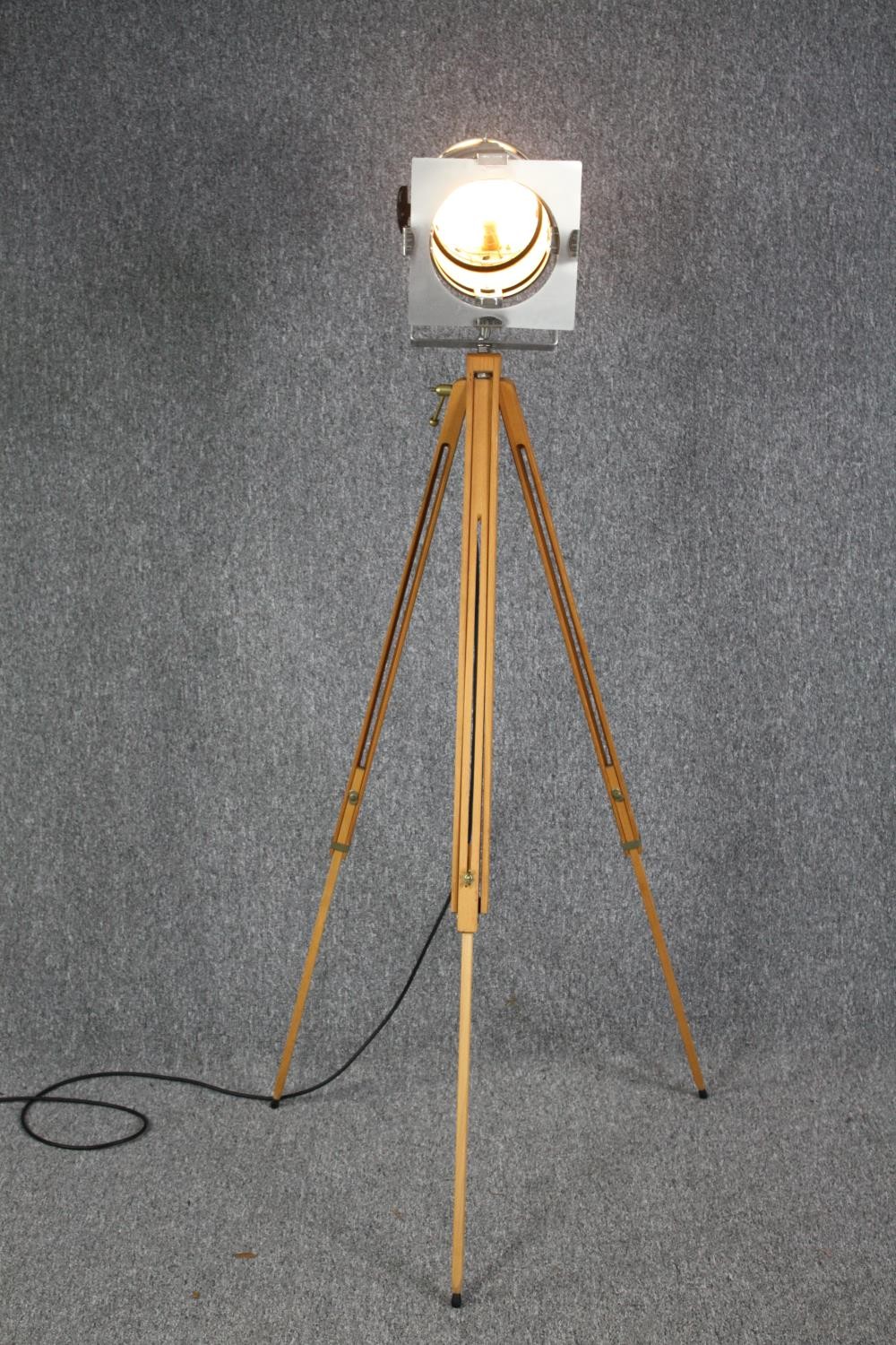 Modern theatre style spot lamp on wooden tripod. H.160 cm. - Image 5 of 7