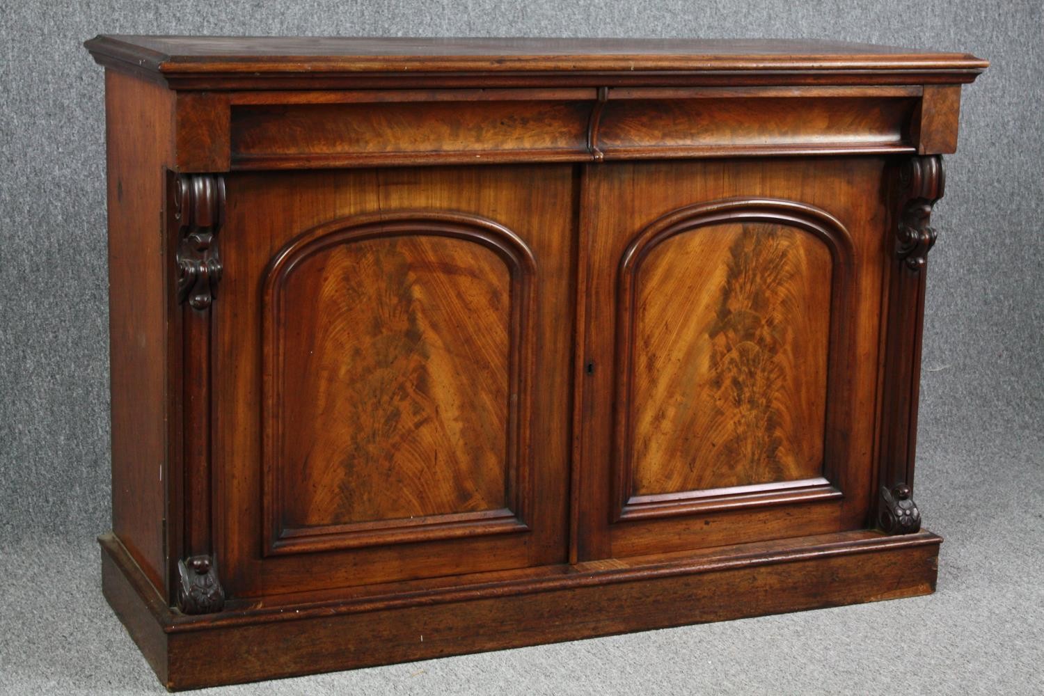 Sideboard, Victorian flame mahogany. H.93 W.137 D.51cm. - Image 2 of 6