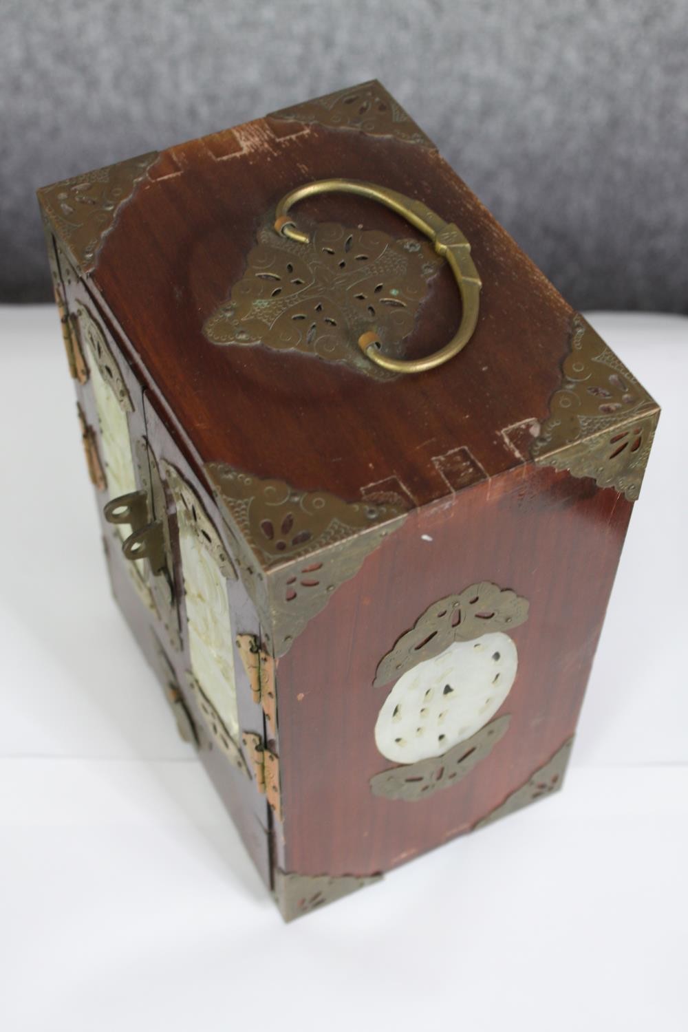 A Chinese 20th century jewellery box with carved and pierced jade panels, brass fittings with two - Image 5 of 5