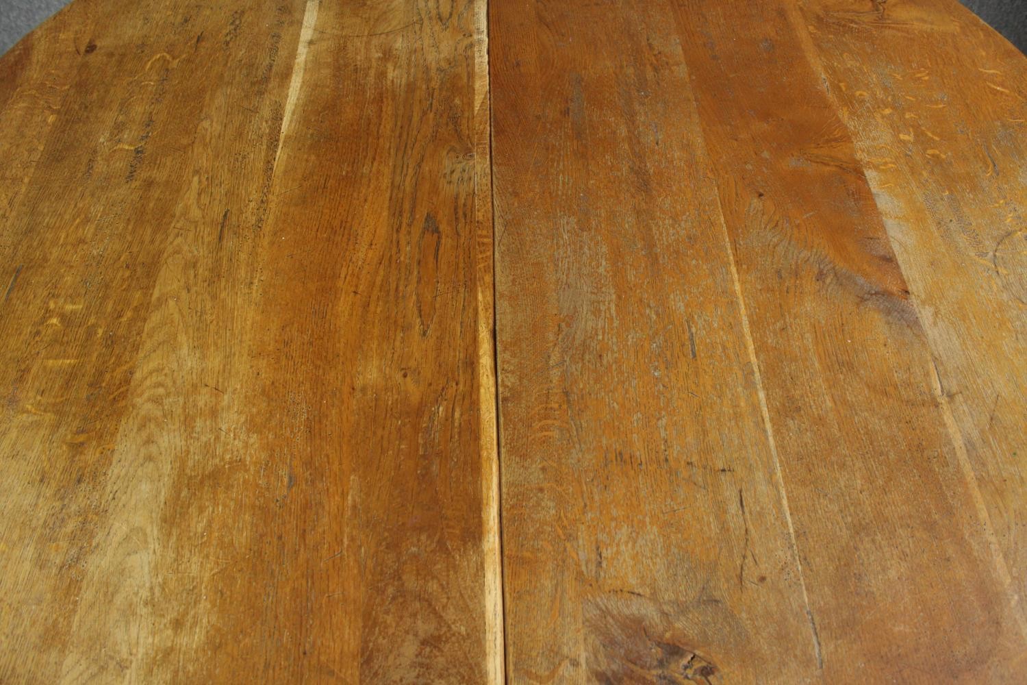 Dining table, Victorian style oak with two extension leaves. H.76 Dia.120cm. - Image 3 of 5