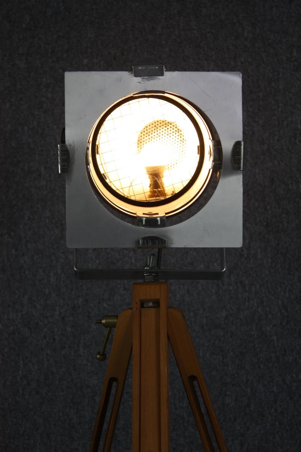 Modern theatre style spot lamp on wooden tripod. H.160 cm. - Image 6 of 7