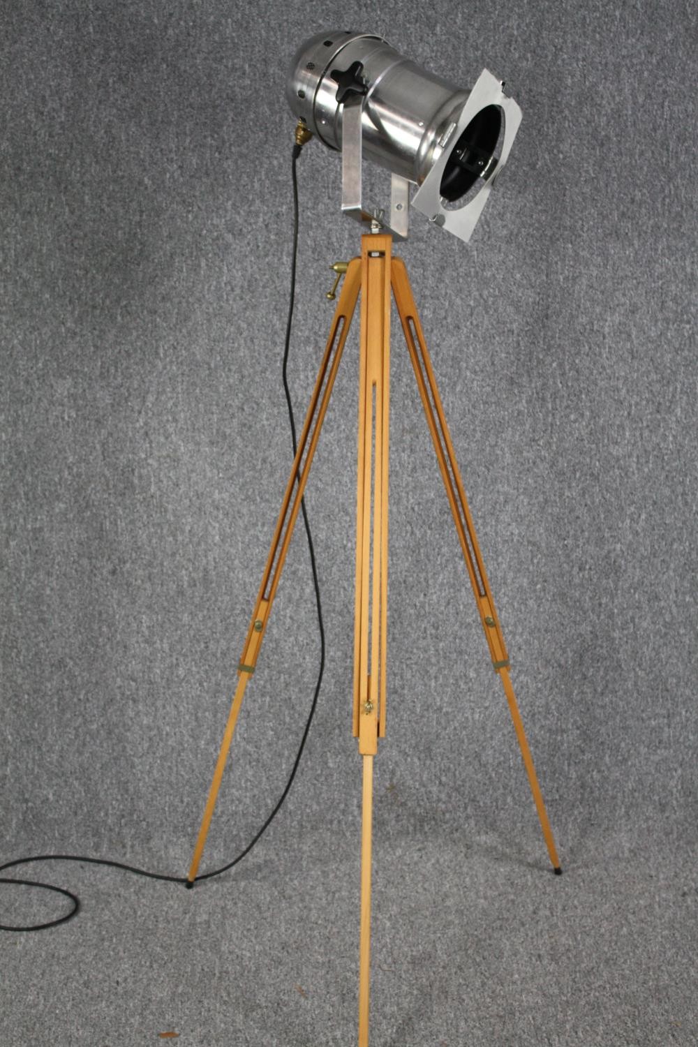 Modern theatre style spot lamp on wooden tripod. H.160 cm. - Image 2 of 7