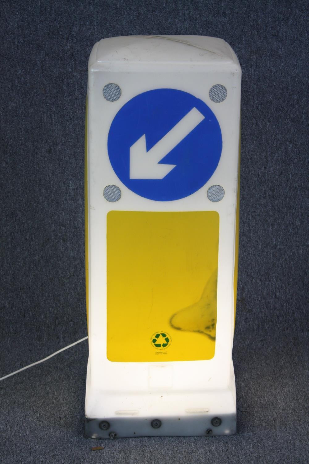 An illuminated keep left road traffic sign. In working order. H.93 W.34 D.34 cm. - Image 4 of 5