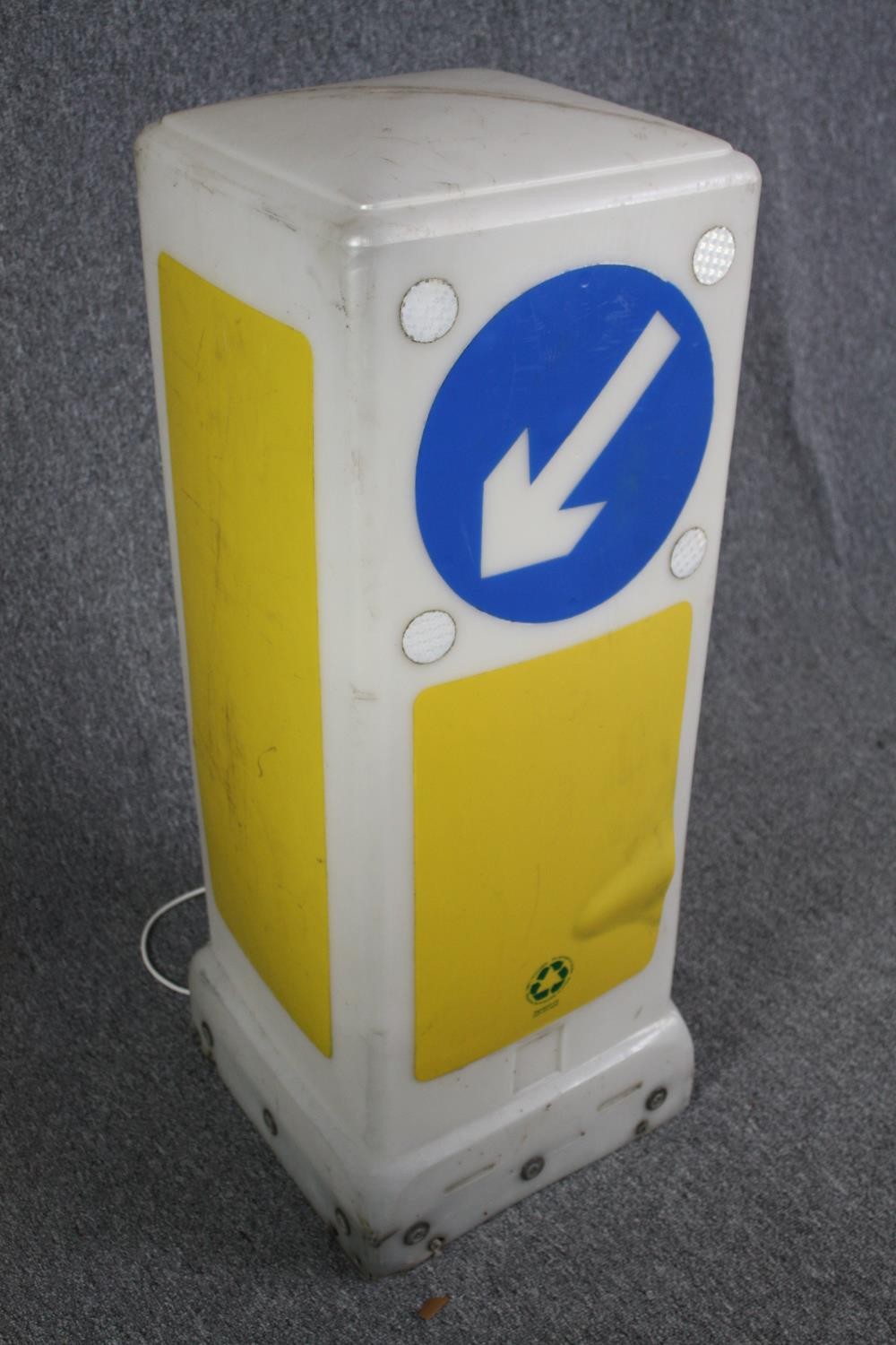 An illuminated keep left road traffic sign. In working order. H.93 W.34 D.34 cm. - Image 3 of 5