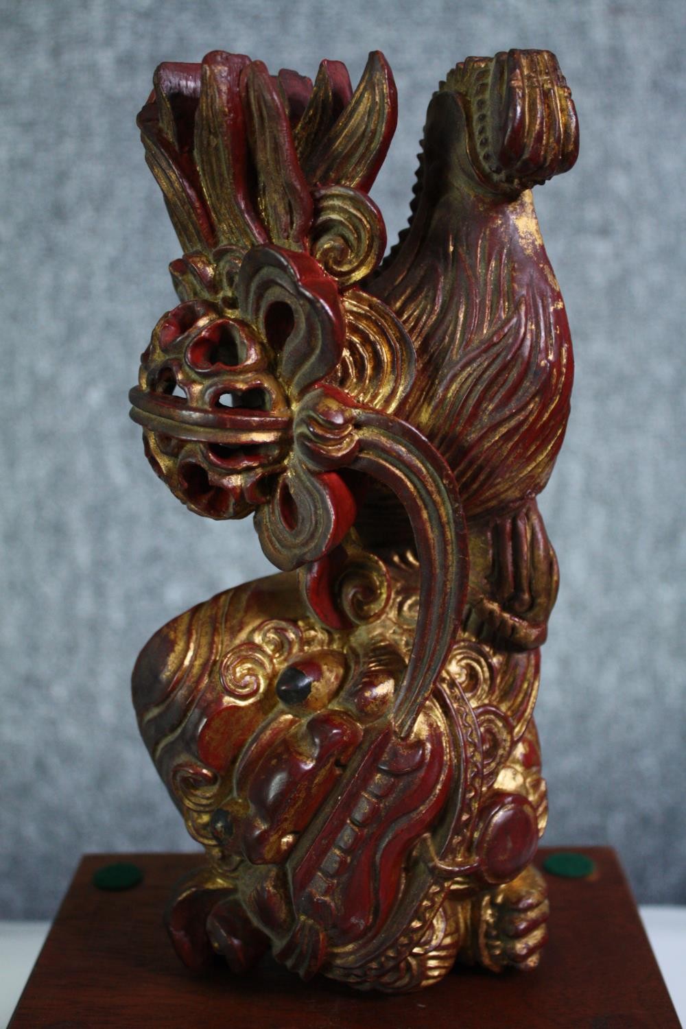 A pair of marble bookends and a pair of carved Chinese dragons. The dragons have been lacquered - Image 2 of 5