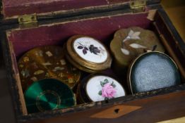 A small collection of vintage compacts in a wooden box. H.10 W.25 D.16 cm.