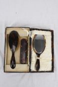 Tortoiseshell beauty set made up of two brushes and a mirror in a matching box. H.8 W.29 D.15 cm