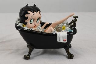 A rare black figurine version of Betty Boop bathing. H.17 W.19 D.11 cm.