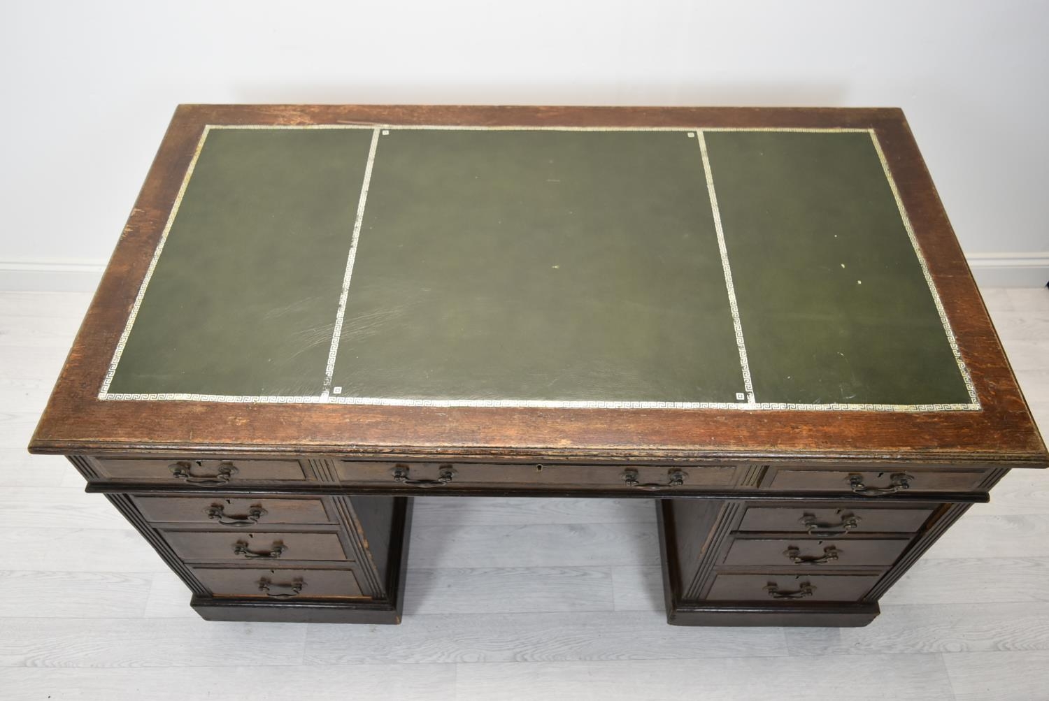 Pedestal desk, early 20th century Georgian style mahogany. In three parts. H.71 W.139 D.76 cm. - Image 2 of 7