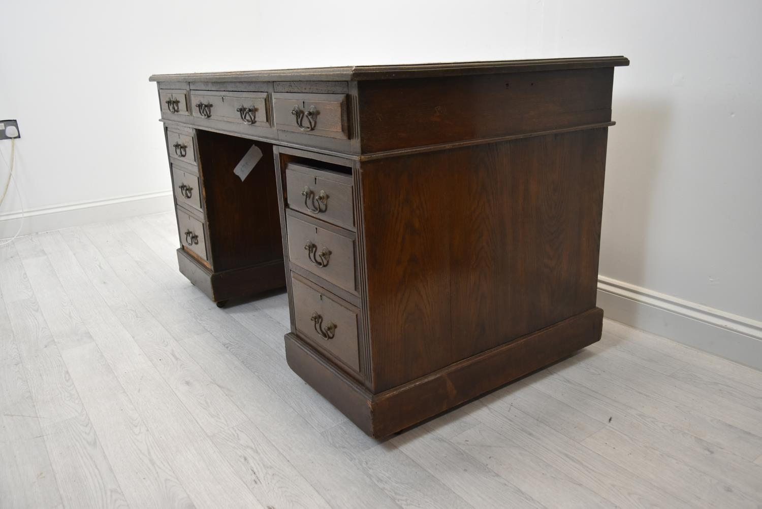 Pedestal desk, early 20th century Georgian style mahogany. In three parts. H.71 W.139 D.76 cm. - Image 3 of 7