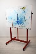 An adjustable artists easel. Metal and probably 1980s. In need of a clean. H.122 W.93 D.60 cm.