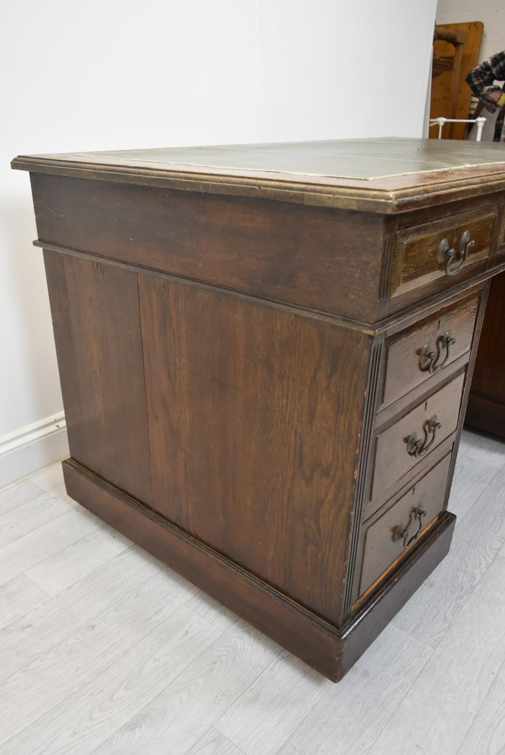 Pedestal desk, early 20th century Georgian style mahogany. In three parts. H.71 W.139 D.76 cm. - Image 4 of 7
