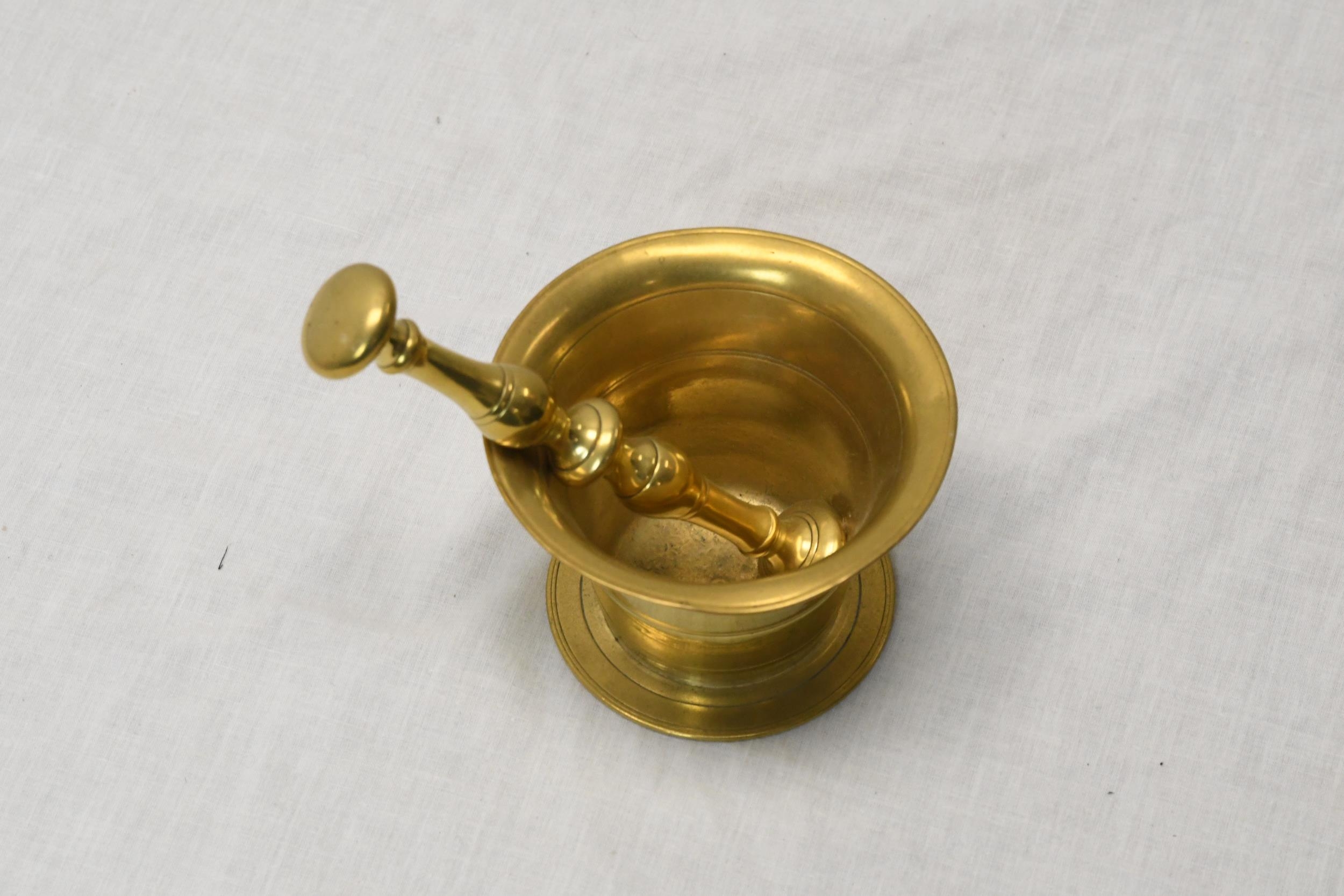 An early 20th century brass pestle and mortar. Pestle is 16cm long, mortar is H.8 W.10 D.10cm. - Image 3 of 4