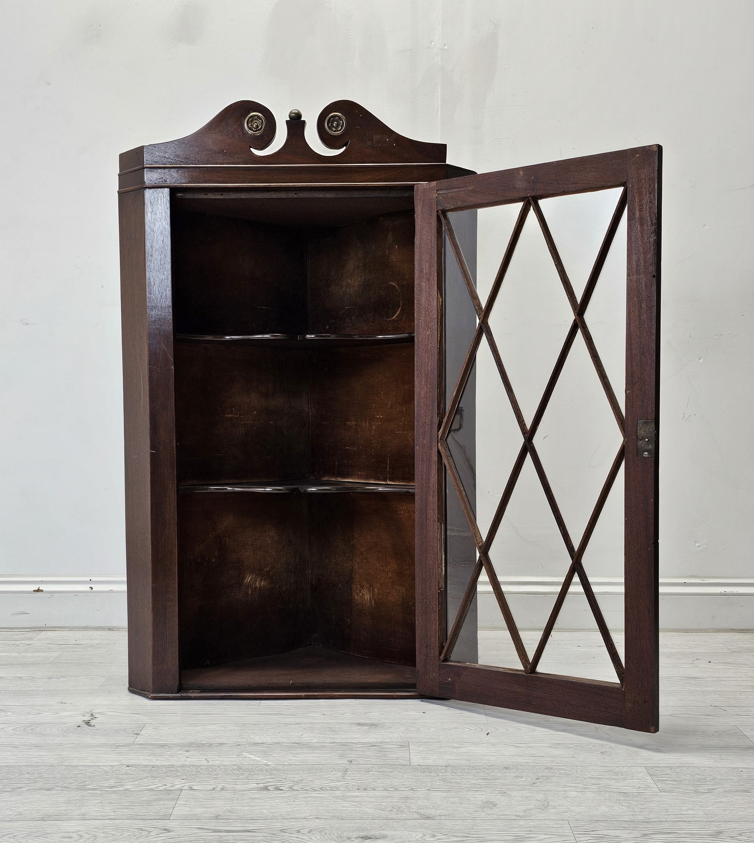 Hanging corner cupboard, Georgian mahogany. H.110 W.66 D.40cm. - Image 2 of 5