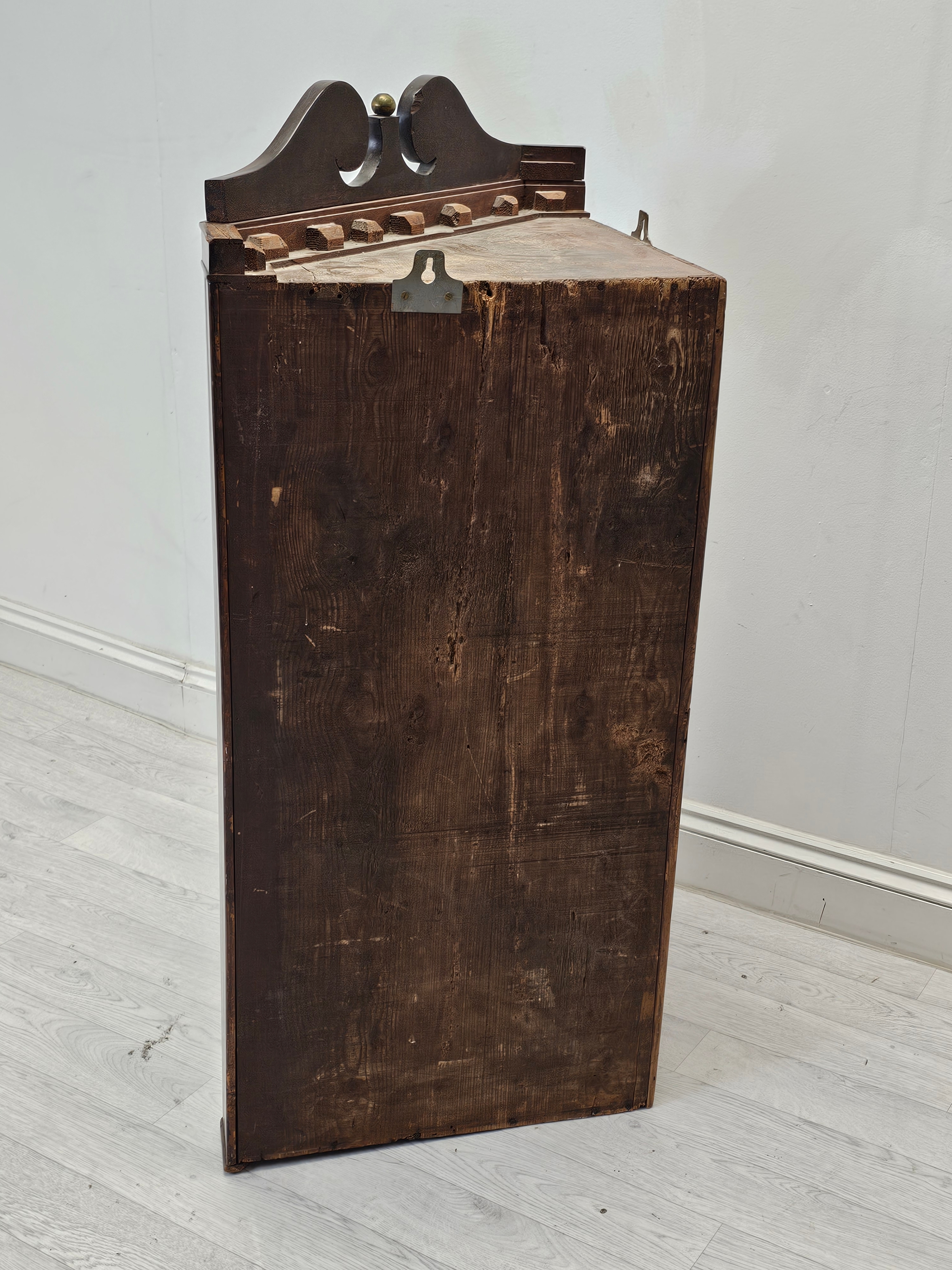 Hanging corner cupboard, Georgian mahogany. H.110 W.66 D.40cm. - Image 5 of 5