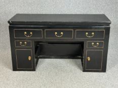 Desk, contemporary Chinese with a lacquered finish. L. 136 W. 50 H.75