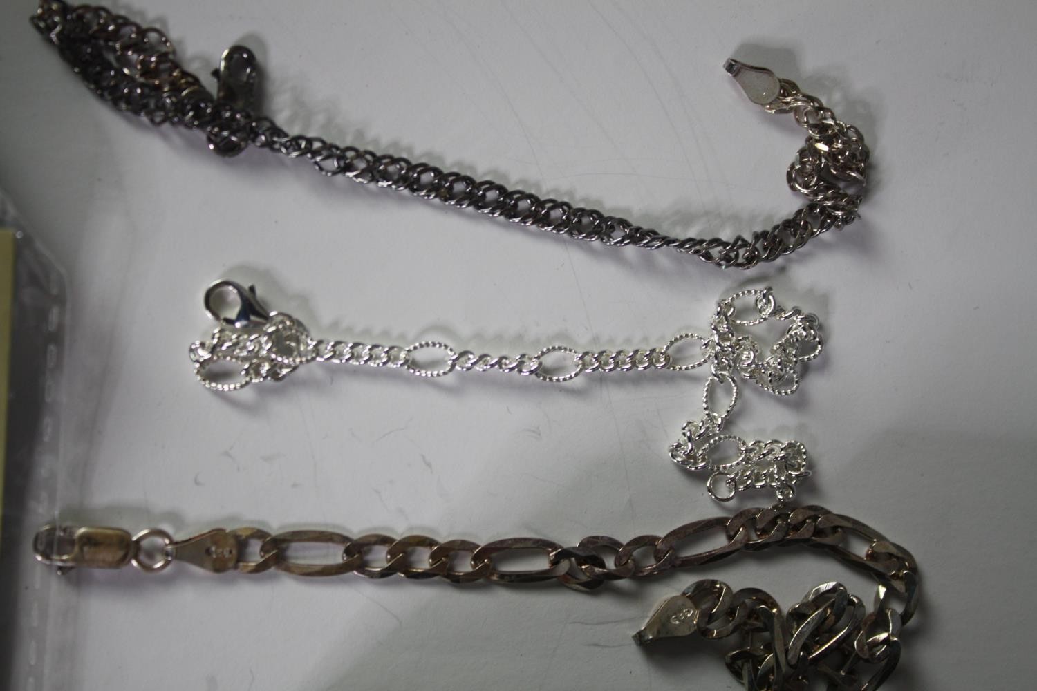 A collection of jewellery, including two silver gem set rings, five silver chain link bracelets, a - Image 5 of 10