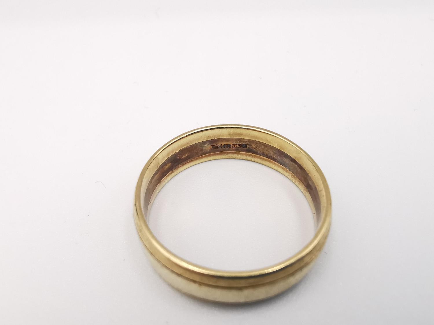 A 9ct wide yellow and white gold D-shape band. Hallmarked:375, Sheffield. Ring size T. Weight 4.7g - Image 3 of 3