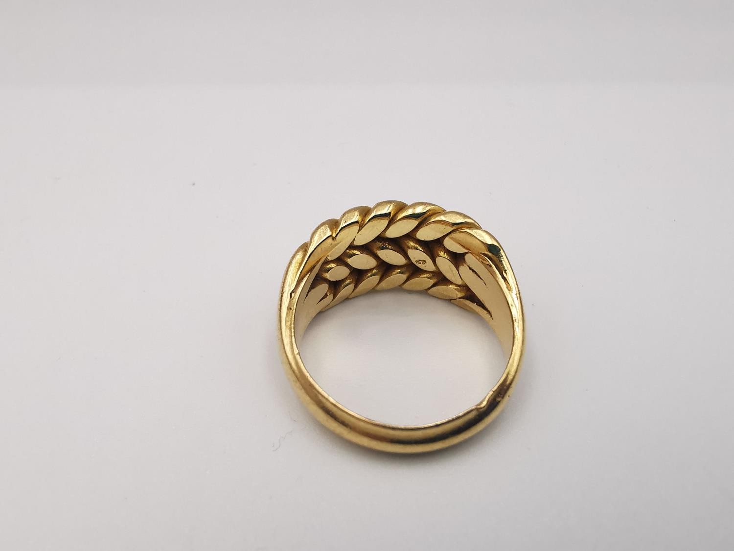 A Victorian 18 carat yellow gold keeper ring with plaited design, tri-strand trumpeting shoulders - Image 5 of 5