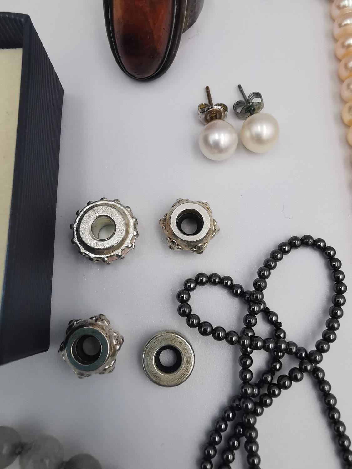 A collection of jewellery, including a pair of Georg Jensen silver glasses ends, a bloodstone - Image 10 of 11