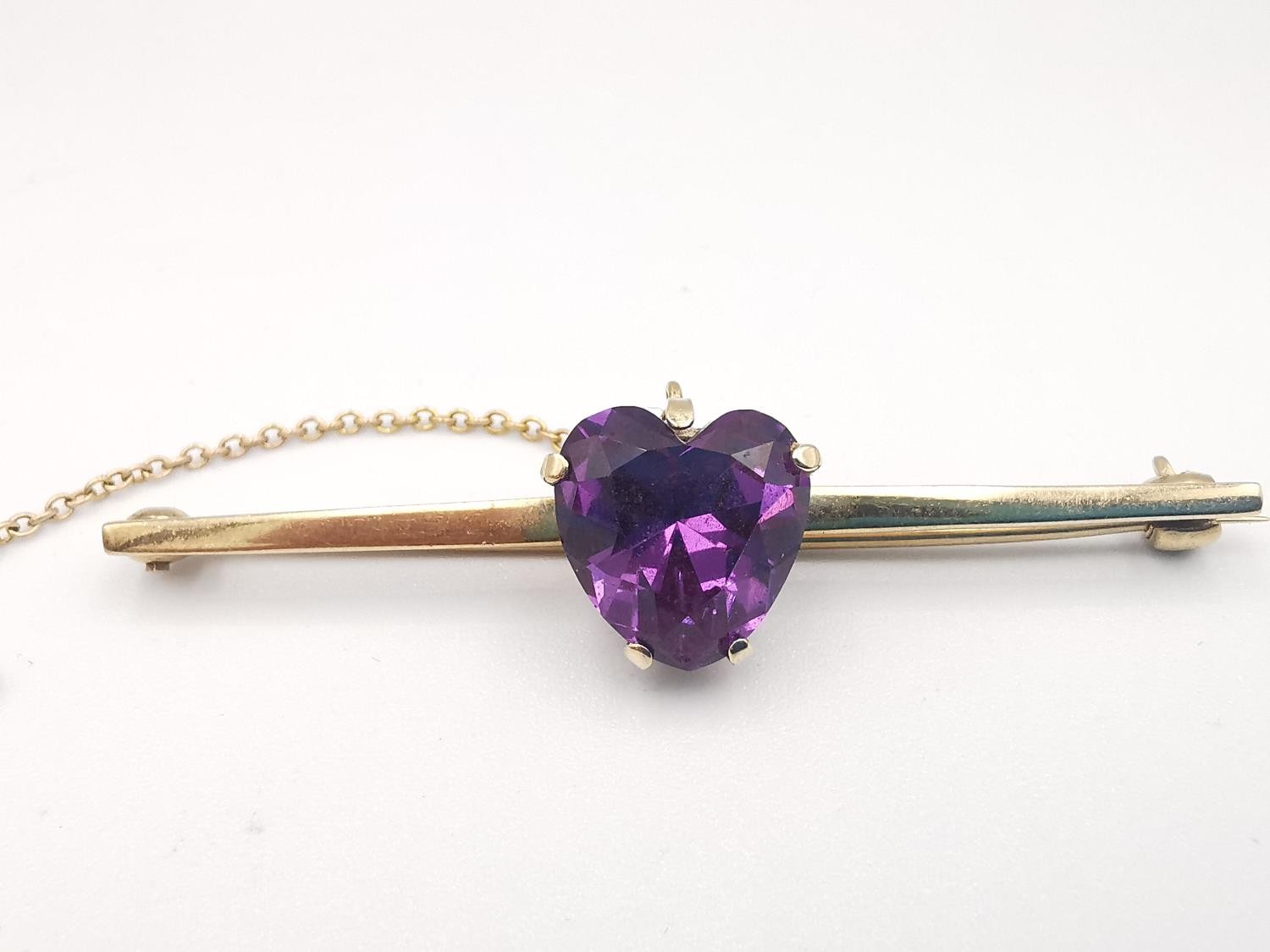 A 9ct gold and synthetic colour change sapphire parure. A 9ct gold bar brooch with a heart shaped - Image 6 of 12