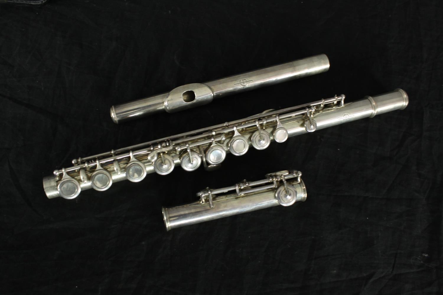 A 1960's cased bespoke made sterling silver flute by the Flute Makers Guild London, numbered 236 - Image 4 of 8