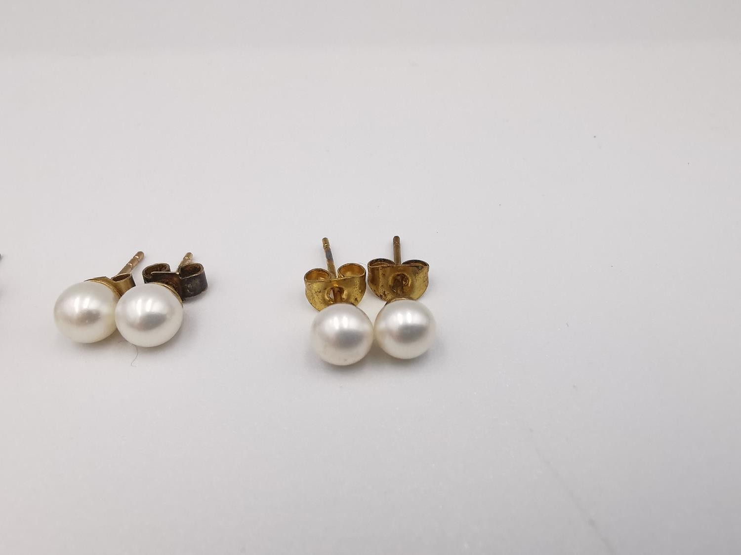 Four pairs of round cultured pearl stud earrings, three pairs with 9ct posts and butterflies. One - Image 5 of 7