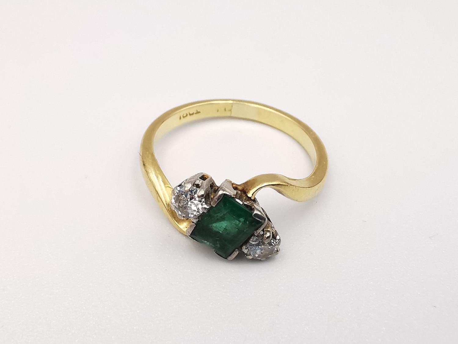 An Edwardian 18ct yellow gold and white metal emerald and diamond cross over ring. Set to centre - Image 3 of 4