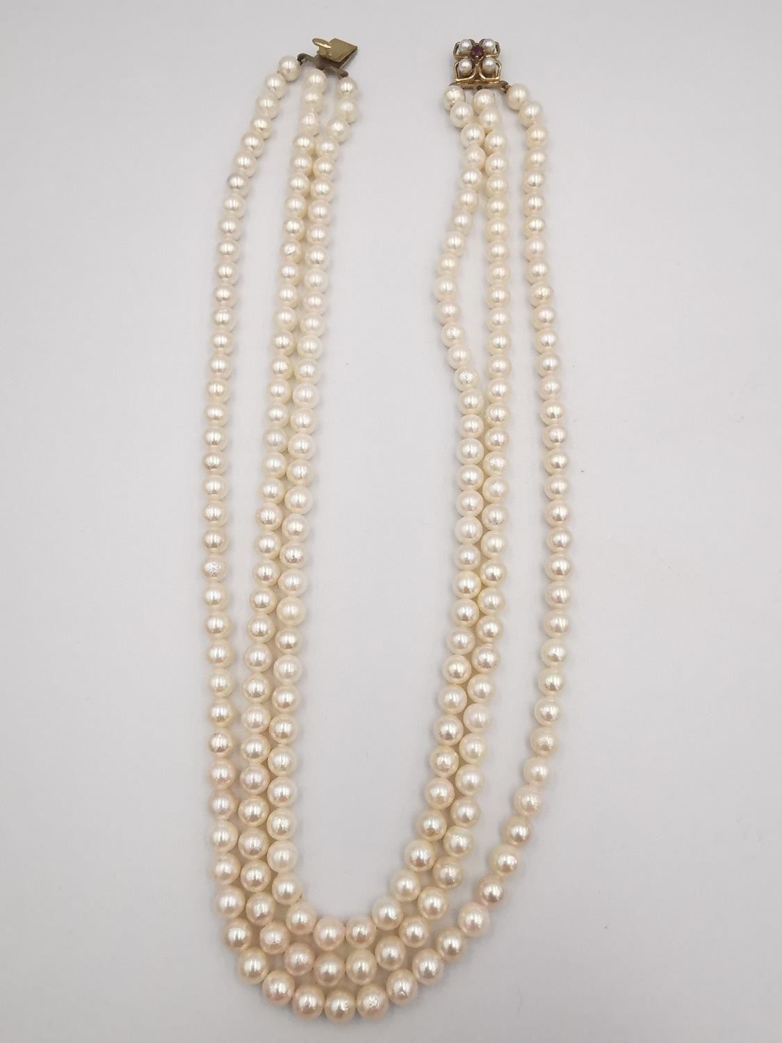 A vintage boxed knotted triple strand cultured pearl necklace with 9ct yellow gold, pearl and ruby - Image 3 of 9