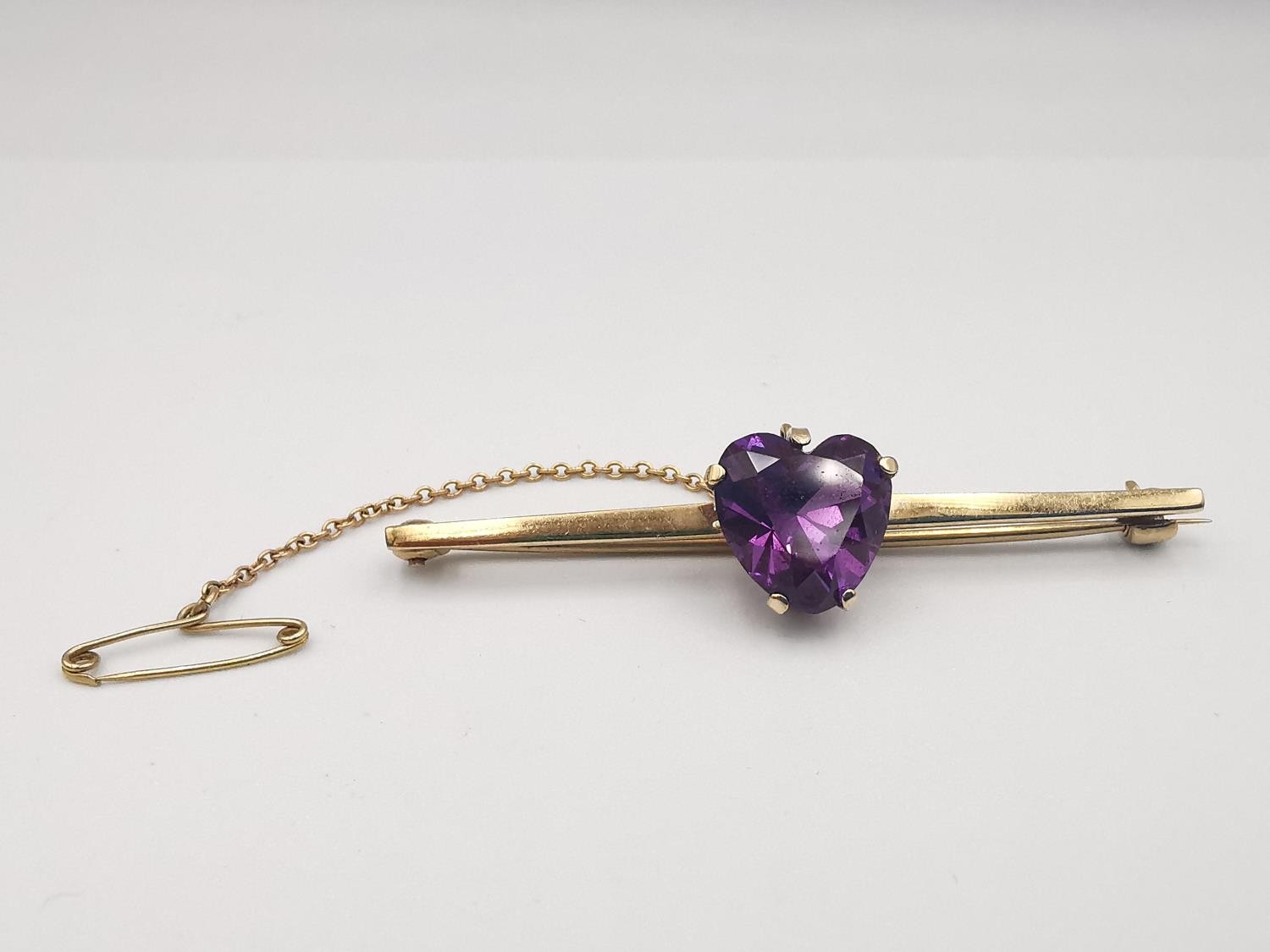 A 9ct gold and synthetic colour change sapphire parure. A 9ct gold bar brooch with a heart shaped - Image 5 of 12