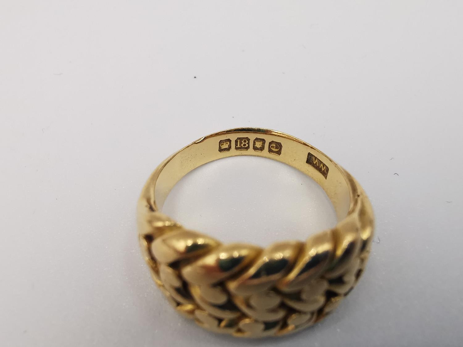 A Victorian 18 carat yellow gold keeper ring with plaited design, tri-strand trumpeting shoulders - Image 3 of 5