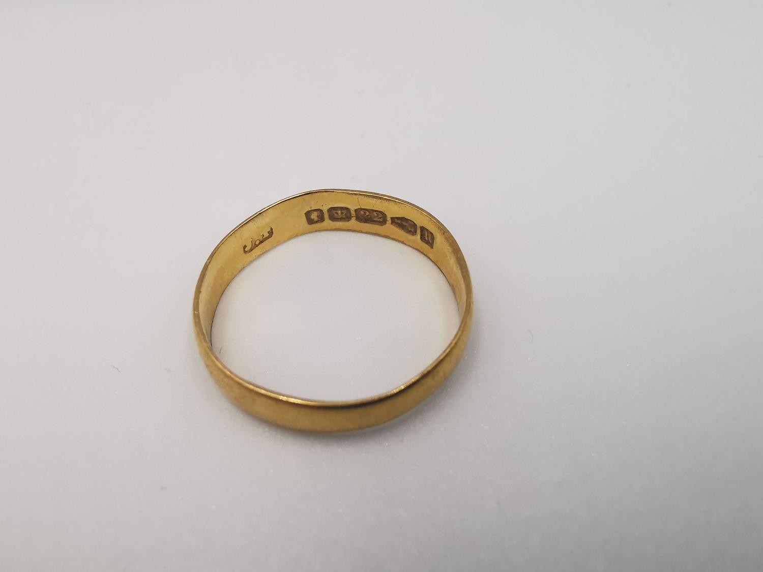 A Victorian D-shape 22ct yellow gold band. Hallmarked: J.T., Chester, 1876, 22. Ring size N. - Image 3 of 3
