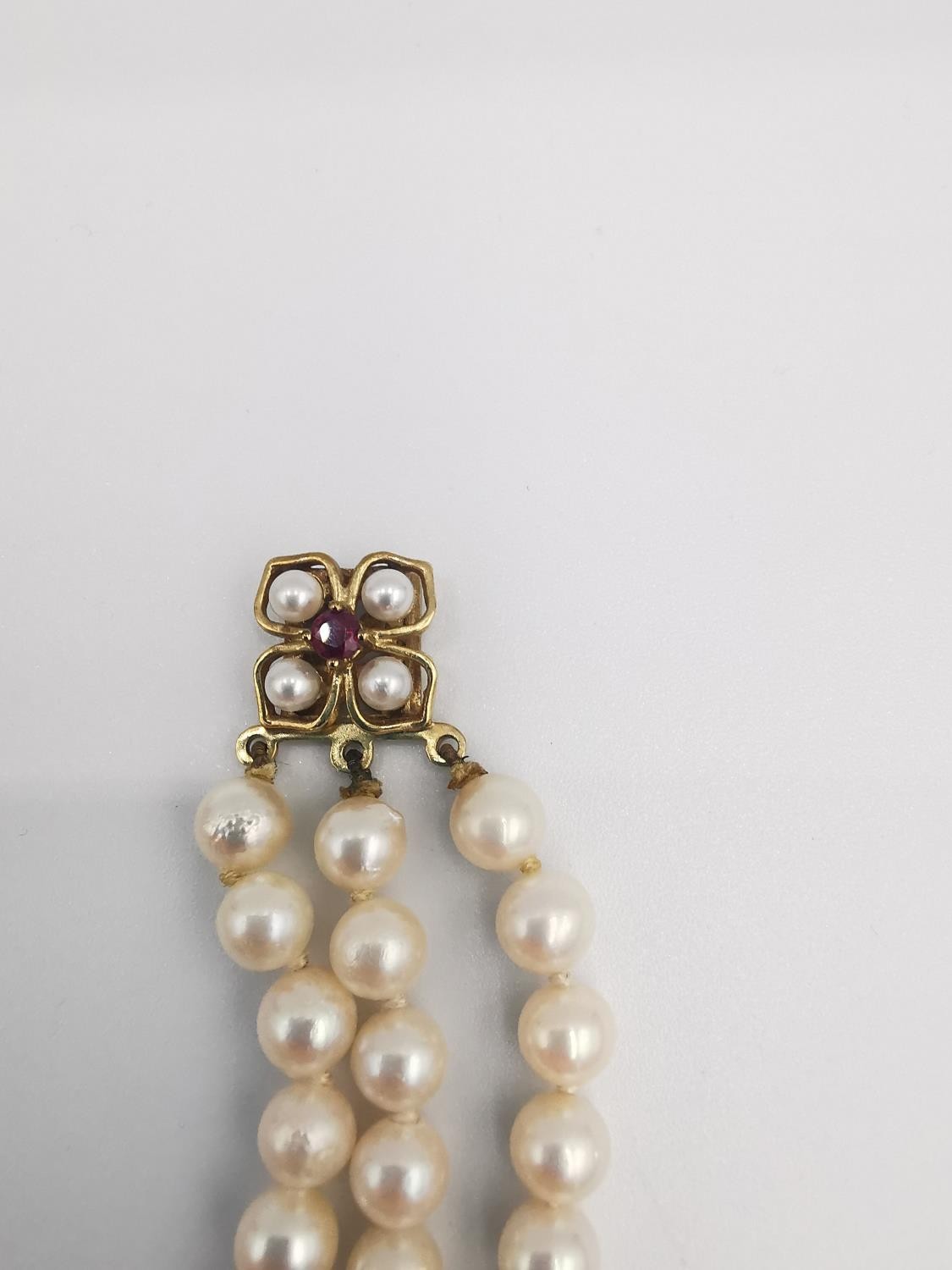 A vintage boxed knotted triple strand cultured pearl necklace with 9ct yellow gold, pearl and ruby - Image 5 of 9