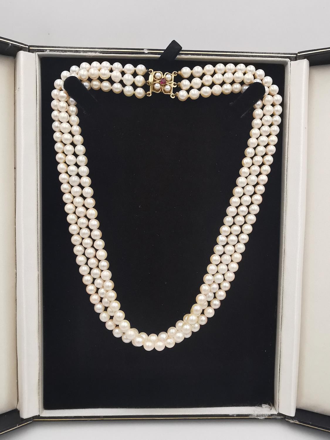 A vintage boxed knotted triple strand cultured pearl necklace with 9ct yellow gold, pearl and ruby - Image 2 of 9