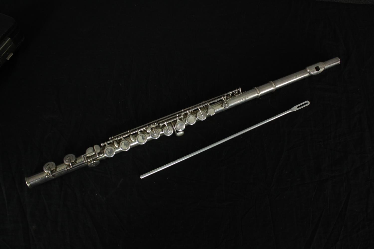 A 1960's cased bespoke made sterling silver flute by the Flute Makers Guild London, numbered 236 - Image 5 of 8