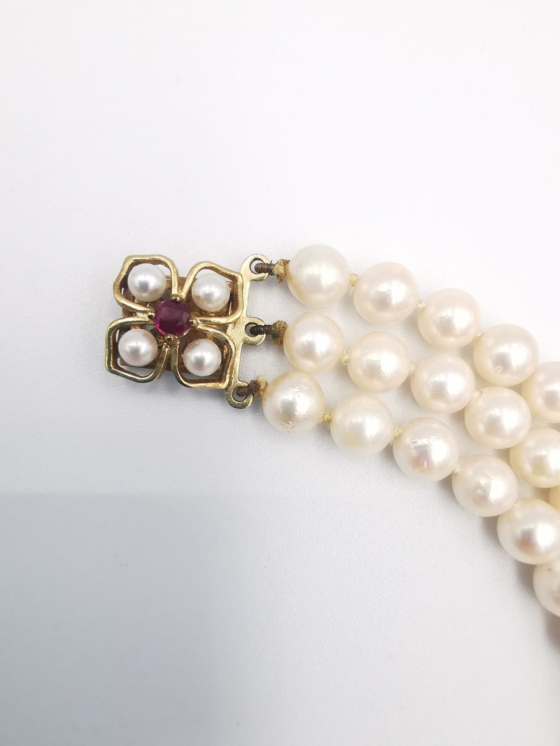 A vintage boxed knotted triple strand cultured pearl necklace with 9ct yellow gold, pearl and ruby - Image 8 of 9