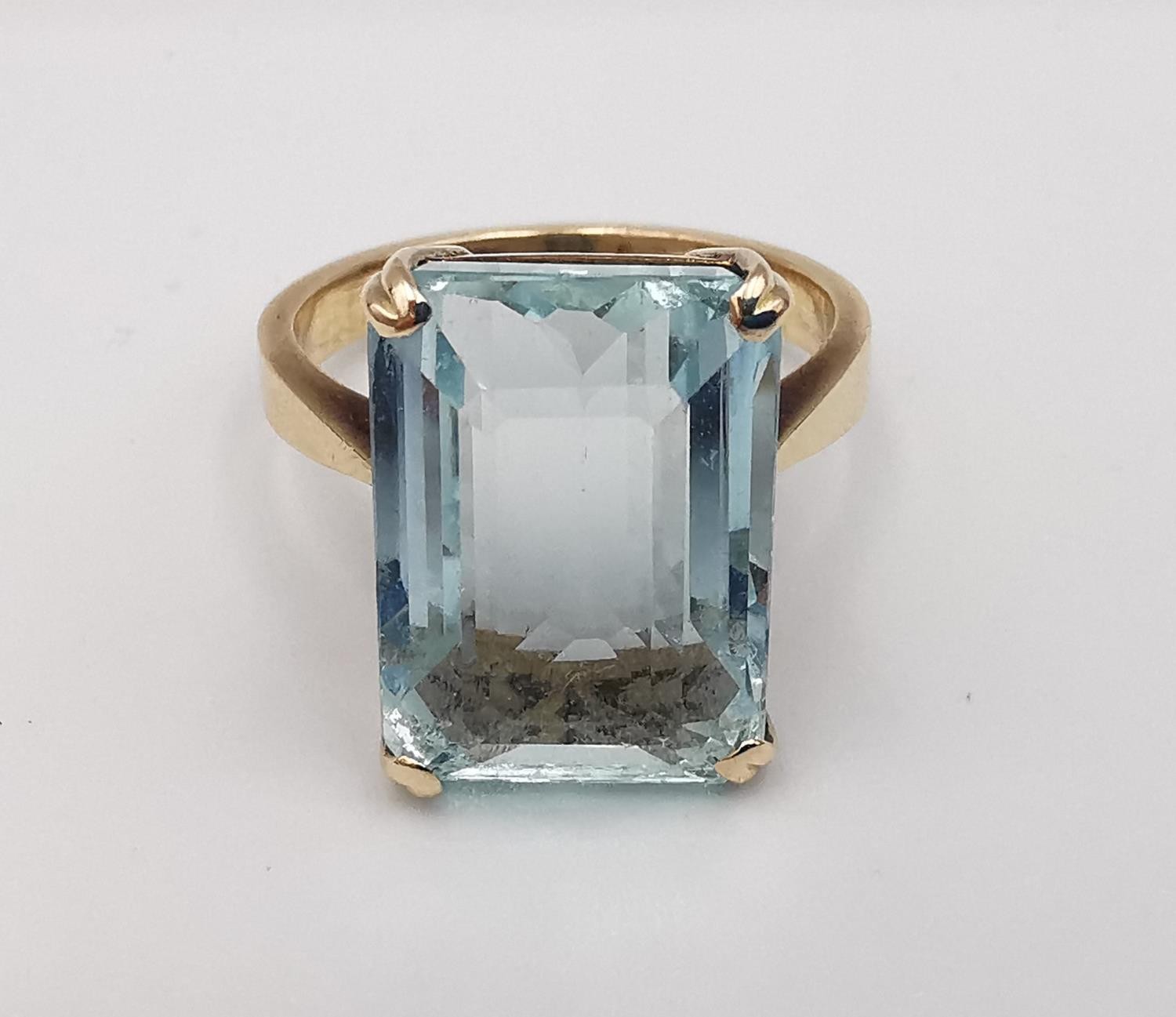 A yellow metal (tests higher than 9ct) aquamarine dress ring, set with a rectangular step cut - Image 2 of 5