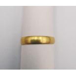 A Victorian D-shape 22ct yellow gold band. Hallmarked: J.T., Chester, 1876, 22. Ring size N.