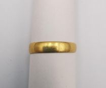 A Victorian D-shape 22ct yellow gold band. Hallmarked: J.T., Chester, 1876, 22. Ring size N.